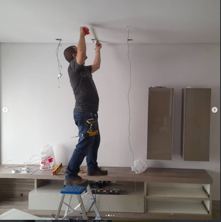 Profissional montando móvel em ambiente residencial